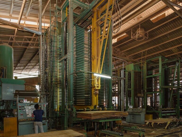 Multi-daylight hot press in a panel manufacturing plant