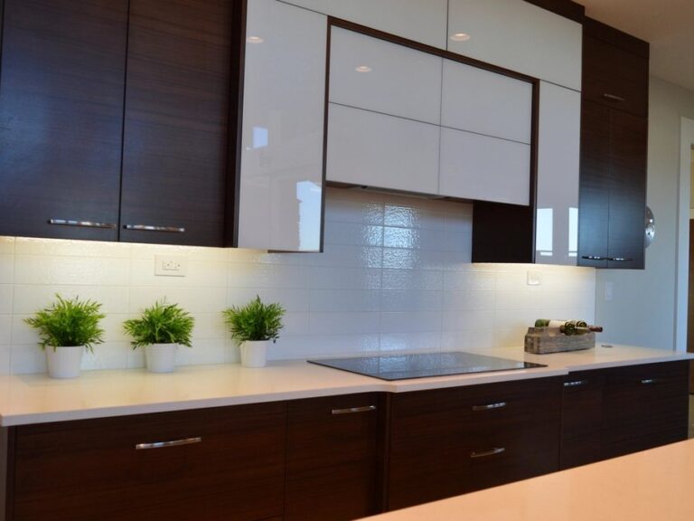 Modern kitchen with dark wood-grain and white gloss cabinet surfaces